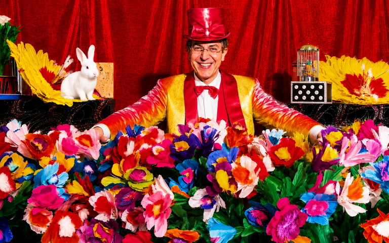Des milliers de fleurs, un lapin blanc dans ce magnifique spectacle scolaire pour centre de loisirs à 92800 Puteaux Charles Ams est reconnu meilleur magicien intervenant spectacle scolaire magie 92 pour centre de loisirs école primaire à 92800 Puteaux
