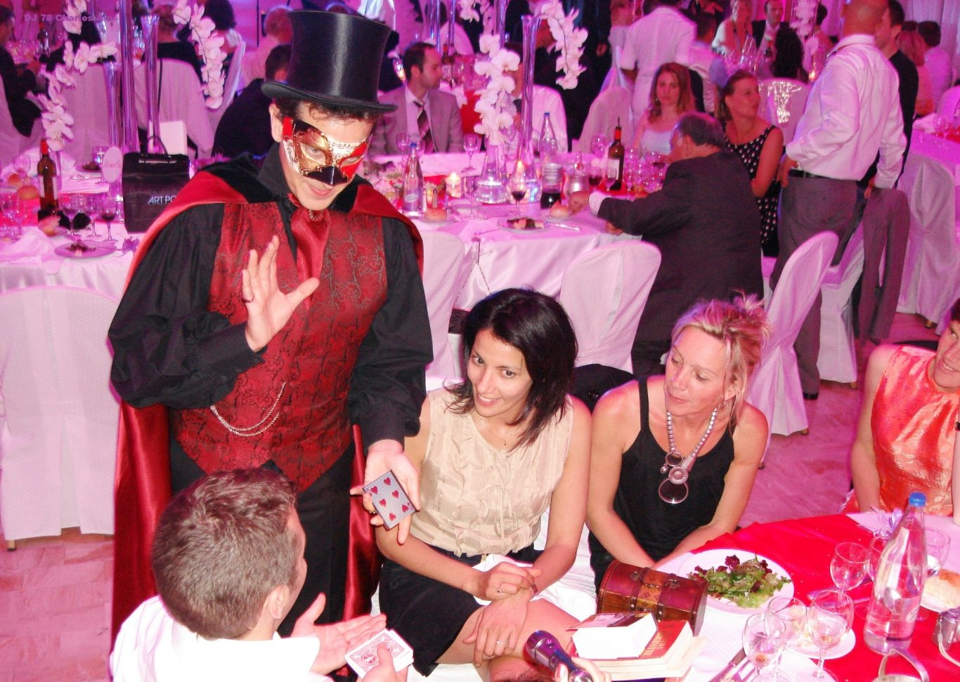 Magie élégante close-up pendant le repas ici pour une réception de mariage à 78000 Versailles dans les Yvelines: Top Magicien 78 Magie élégante close-up pendant le repas ici pour une réception de mariage à 78000 Versailles dans les Yvelines: Top Magicien 78