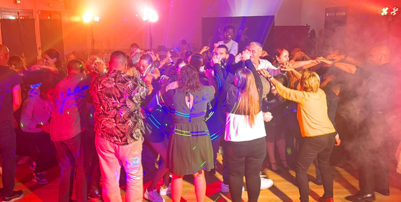 Belles animations et ambiance avec le meilleur magicien dj pour mariage, événement et soirée d'entreprise dans le 93 à 93260 Les Lilas Belles animations et ambiance avec le meilleur magicien dj pour mariage, événement et soirée d'entreprise dans le 93 à 93260 Les Lilas