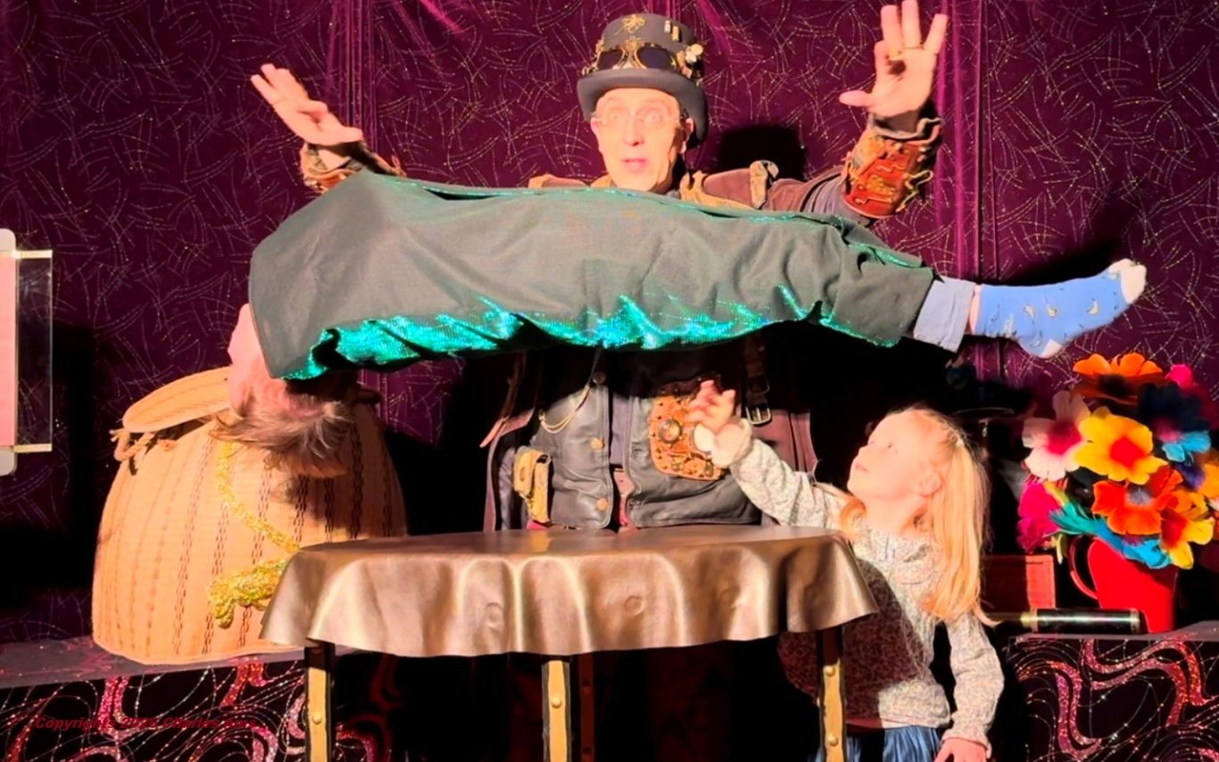 L'incroyable Lévitation dans le spectacle magie enfant du magicien 75 pour école et centre de loisirs anniversaire à 75005 Paris L'incroyable Lévitation dans le spectacle magie enfant du magicien 75 pour école et centre de loisirs anniversaire à 75005 Paris