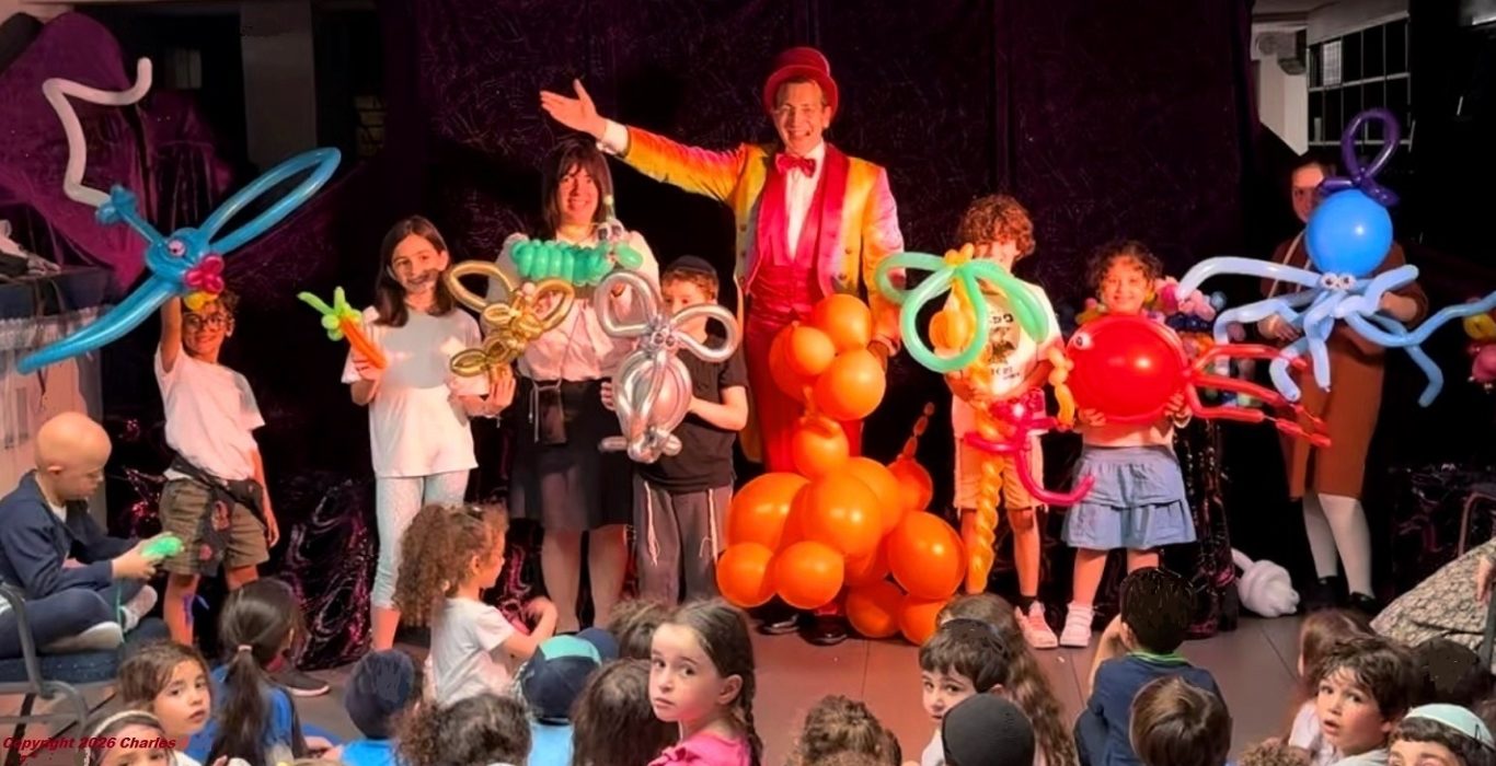 Incroyables créations en sculpture de ballons dans ce beau spectacle scolaire 92 pour maternelle à 92380 Garches Meilleur spectacle scolaire magie 92 recommandé par les écoles maternelles primaires ALSH centres de loisirs à 92380 Garches Hauts-de-Seine