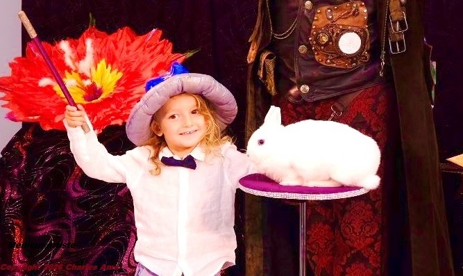 Un enfant heureux et le lapin: Spectacle magie enfant pour école centre de loisirs: Excellent Magicien 28 à 28800 Bonneval Un enfant heureux et le lapin: Spectacle magie enfant pour école centre de loisirs: Excellent Magicien 28 à 28800 Bonneval