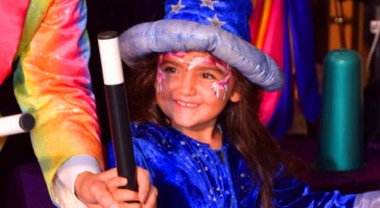 Un élève de CP enchanté par ce beau spectacle scolaire magie 92 pour maternelle centre de loisirs école primaire à 92200 Neuilly-sur-Seine Un élève de CP enchanté par ce beau spectacle scolaire magie 92 pour maternelle centre de loisirs école primaire à 92200 Neuilly-sur-Seine