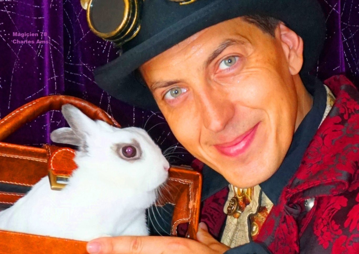Le lapin intelligent du magicien des Yvelines lors dune animation Magie Anniversaire Enfants à Domicile à Houilles 78800 dans les Yvelines Le Magicien Charles Ams et son adorable lapin que les enfants caressent pendant un anniversaire enfant à domicile à Houilles 78800 Yvelines