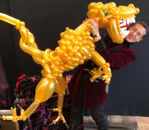Spectacle jeune public pour ALSH et école. Magnifique sculpture de ballon inventée par Charles Ams le meilleur magicien 27 à 27000 Evreux 
