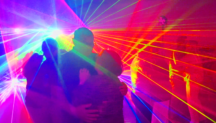 Création d'instants rares d'émotion positive avec toutes les invités réunis sur la piste avec le Dj 78 à 78120 Rambouillet Les Yvelines Le meilleur dj 78 pour mariage à 78120 Rambouillet département Les Yvelines