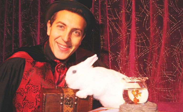 Le Magicien Charles Ams et son lapin qui apparait dans ce spectacle magique pour école maternelle et centre de loisirs du 92 à 92110 Clichy Le Magicien Charles Ams et son lapin qui apparait dans ce spectacle de magie en école maternelle et centre de loisirs du 92 à 92110 Clichy