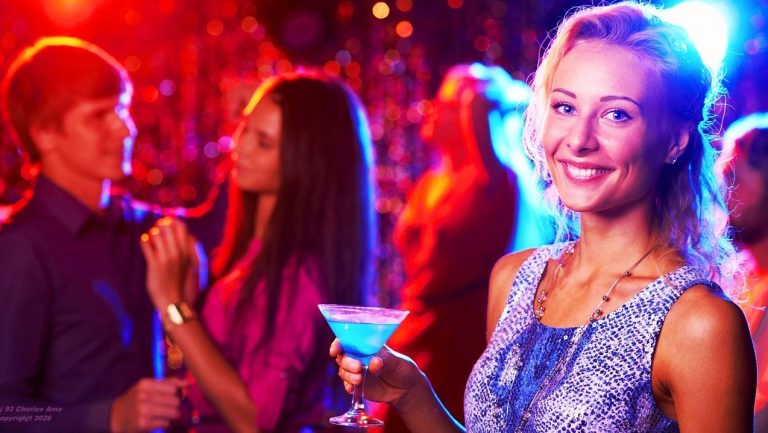 Groupe de personnes dans une ambiance festive, avec le Dj 91.