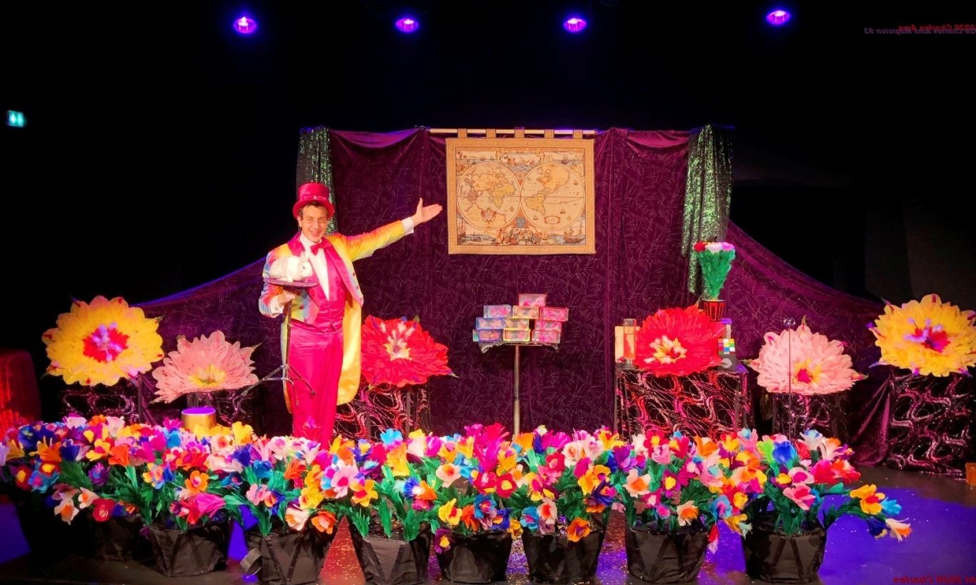 Sur scène: Le vrai Théâtre magique Spectacle magie enfant pour école centre de loisirs ACM en Seine-Saint-Denis à 93240 Stains: Magicien 93 Sur scène: Le vrai Théâtre magique Spectacle magie enfant pour école centre de loisirs ACM en Seine-Saint-Denis à 93240 Stains: Magicien 93