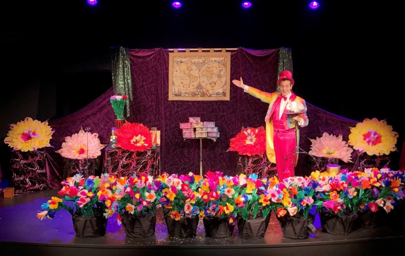 Grand spectacle féerique de magie pour enfant d'école primaire et centre de loisirs du 92 à 92700 Colombes Spectacle scolaire 92 le mieux noté par les écoles maternelles primaires ALSH centres de loisirs à 92700 Colombes dans les Hauts-de-Seine
