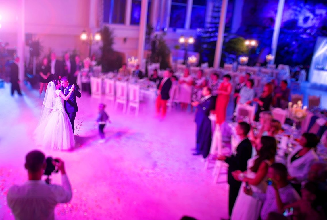 Belle ouverture de bal entourée de tous vos invités Charles Ams Dj 91 organise l'ouverture de bal d'un mariage avec de beaux éclairages avec fumée lourde au sol