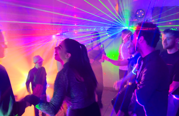 Dj avec lumières et lasers qui ambiance une réception de mariage