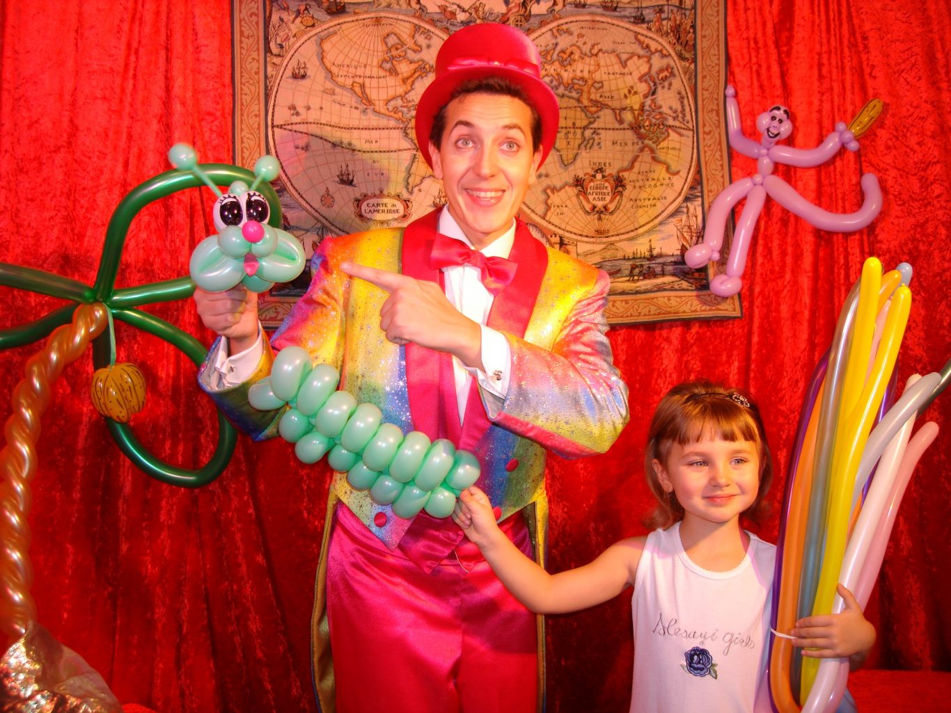 Belle Création en Ballon magicien 95 en école et centre de loisirs avec son spectacle de ballons et magie pour enfant à Pontoise 95300 en Val-d'Oise. Cadeau offert