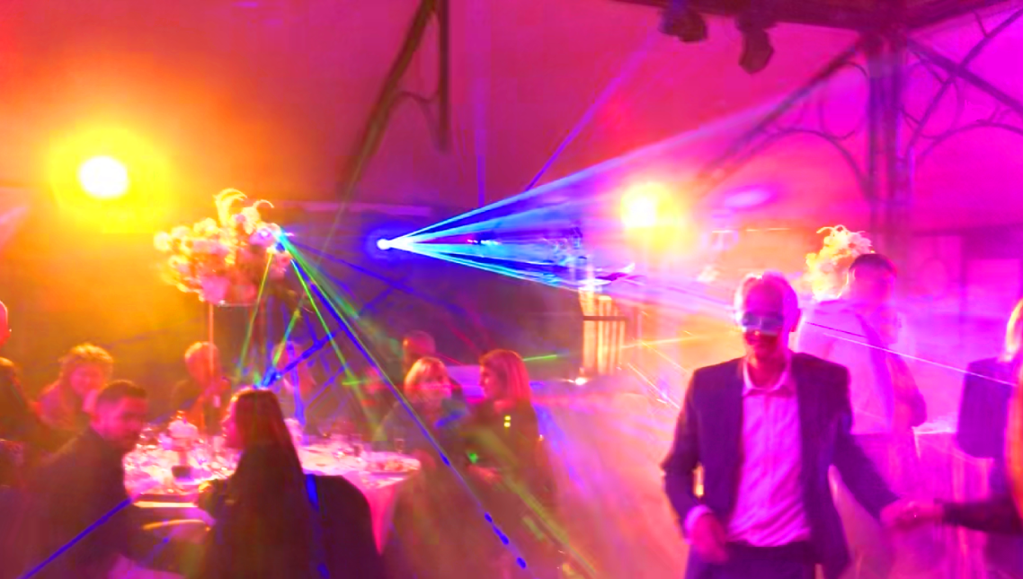 Magnifique ambiance lumineuse de Charles Ams spécialiste des animations de Mariage meilleur Dj mariage 27 à 27000 Evreux département Eure Dj mariage 27 avec ses belles lumières et piste de danse. Il est le meilleur choix en dj animateur pour mariage à 27000 Evreux de l'Eure