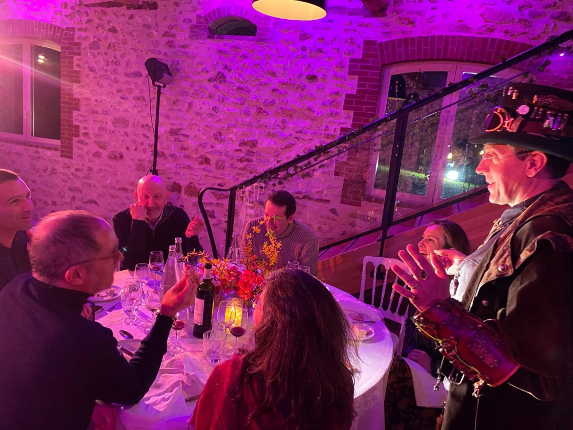 Magie participative qui crée du lien entre vos invités et des souvenirs positifs avec le magicien élu meilleur dj mariage 91 en Essonne charles-ams-magicien-dj-91-animation-mariage-spectacle-magie-enfant-close-up-mentalisme-paris-dreux-orleans-chartres-evreux-rouen-28-78-27