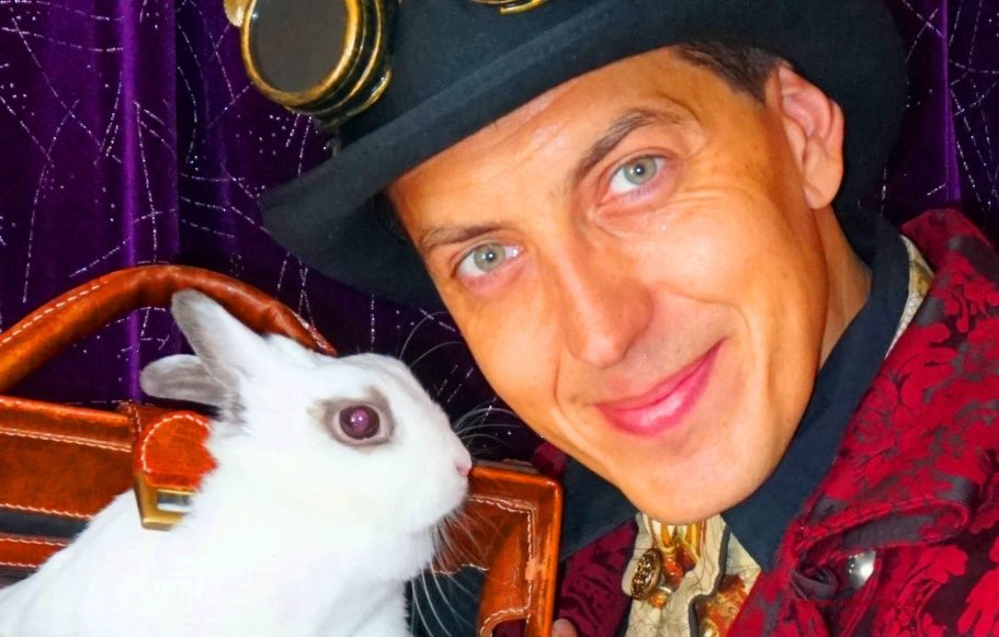 Charles et son gentil lapin blanc : Spectacle magie pour école 75 centre de loisirs le meilleur magicien pour enfant à Paris 75016 Spectacle magie pour école 75 centre de loisirs le meilleur magicien pour enfant à Paris 75017 anniversaire à domicile soirée entreprise