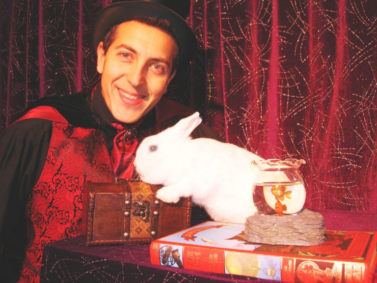 Le Lapin du Magicien Magicien 91 pour spectacle magie enfant en école, centre de loisirs à Etampes 91150. Apparition élégante de lapin, fleur et soieries