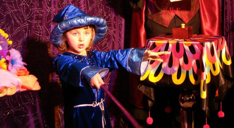 Enfant fait de la magie avec la baguette magique du beau spectacle scolaire de Noël 92 dans son école primaire enchantée à 92700 Colombes Enfant fait de la magie avec la baguette magique du beau spectacle scolaire de Noël 92 dans son école primaire enchantée à 92700 Colombes