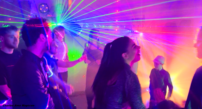 Les danseurs sont heureux avec le magicien 93 Dj qui émerveille les invités de Mariage à 93230 Romainville Seine-Saint-Denis