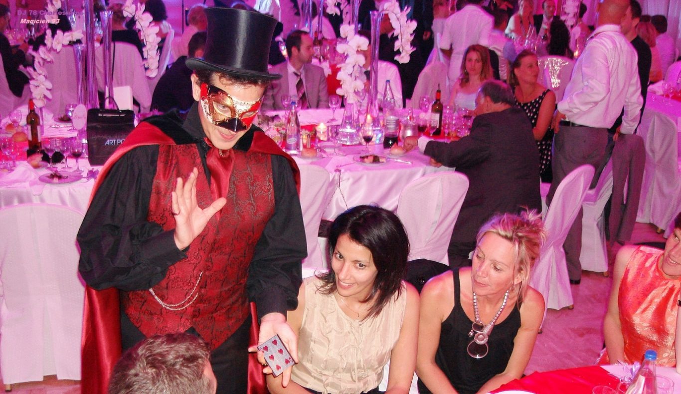 Bel éclairage de votre salle, Magie rapprochée avec des invités fascinés par le meilleur magicien 93 à 93100 Montreuil en Seine-Saint-Denis Bel éclairage de votre salle, Magie rapprochée avec des invités fascinés par le meilleur magicien 93 à 93100 Montreuil en Seine-Saint-Denis