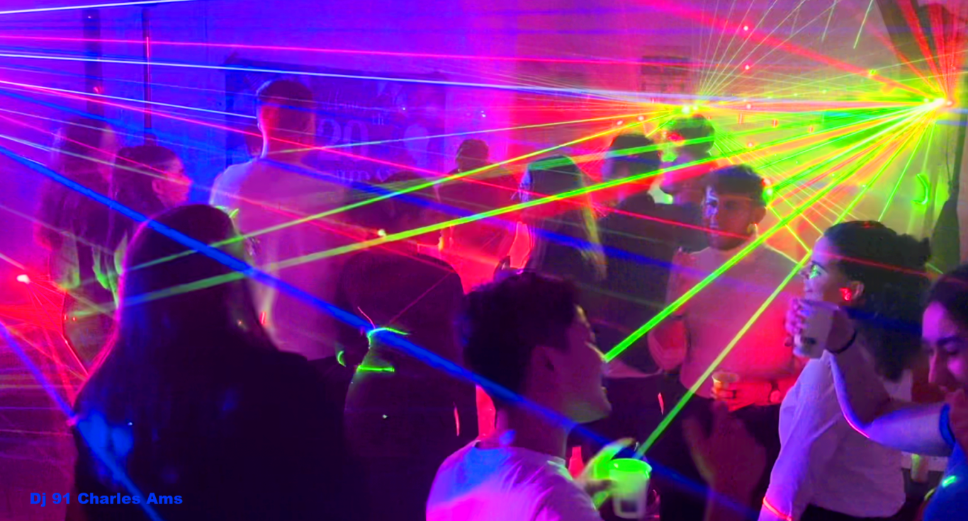 Fantastiques Lumières et Lasers autour de la piste de danse avec dj 91 pour mariage à Villebon-sur-Yvette 91140 en Essonne Dj 91 Mariage animation et magicien en Essonne à Igny Dourdan Etampes Mennecy Bièvres Verrières-le-Buisson Saclay Villebon-sur-Yvette 91140