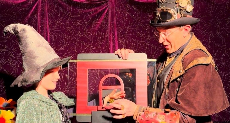 Tour de magie fabuleux avec un élève et le magicien intervenant spectacle pour école dans les Hauts-de-Seine à 92250 La-Garenne-Colombes Tour de magie fabuleux avec un élève et le magicien intervenant spectacle pour école dans les Hauts-de-Seine à 92250 La-Garenne-Colombes