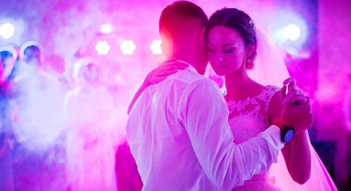 Des moments d'émotions et de tendresse partagés avec vos invités dans les lumières magiques du premier Dj mariage 27 à 27600 Gaillon Meilleur Dj mariage 27 du département Eure à 27600 Gaillon et aussi Pacy-sur-Eure Beuzeville Gaillon Louviers Vernon Evreux Les Andelys