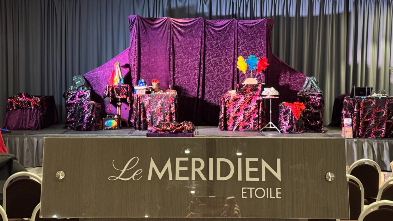Théâtre avec éclairage Le Magicien 75 donne un spectacle de magie pour enfant sur scène à l'hôtel Le Méridien de Paris 75017. Théâtre avec sonorisation éclairage