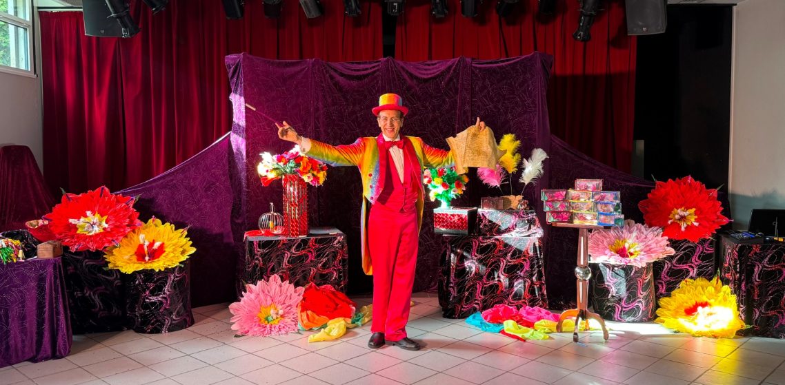 Charles Ams en Magicien Arc-en-Ciel avec son spectacle pédagogique pour école centre de loisirs à 78800 Houilles Magicien enfant domicile 78 Charles Ams en Magicien Arc-en-Ciel avec son spectacle pédagogique pour école centre de loisirs 78 Magie enfant à domicile à 78800 Houilles