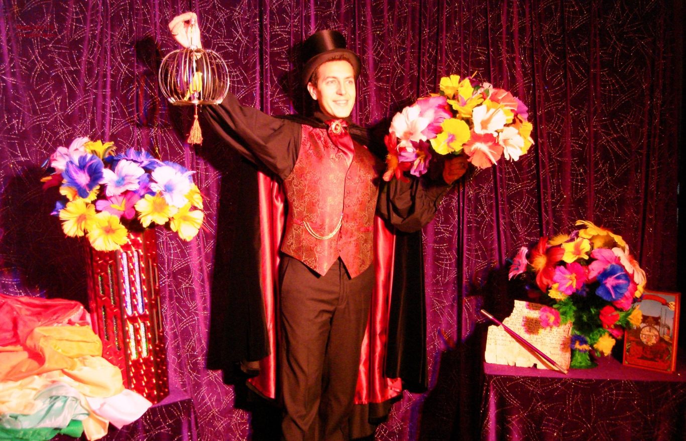 Final du beau Spectacle de Magie Enfant en école et centre de loisirs de la ville de Marly-le-Roi 78160 dans les Yvelines Spectacle Magie en centre de loisirs à Marly le Roi 78160 une ville des Yvelines: Meilleur Spectacle Jeune Public recommandé par les écoles