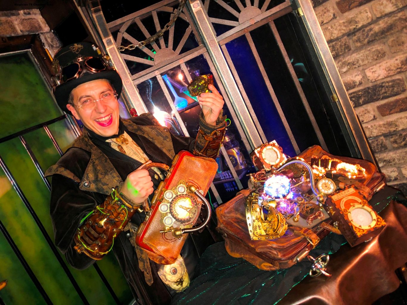 Charles Ams le célèbre Magicien spacio-temporel ici pour une soirée d'entreprise à 78000 Versailles dans les Yvelines: Costume Steampunk Charles Ams le célèbre Magicien spacio-temporel ici pour une soirée d'entreprise à 78000 Versailles dans les Yvelines: Costume Steampunk