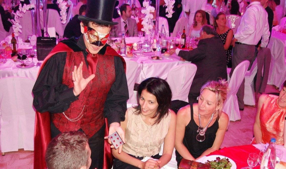 Magicien élégant avec des tours extraordinaires aux tables pendant votre mariage avec le dj 27 à 27340 Pont-de-l'Arche dans département Eure Magicien élégant avec des tours extraordinaires aux tables pendant votre mariage avec le dj 27 à 27340 Pont-de-l'Arche dans département Eure