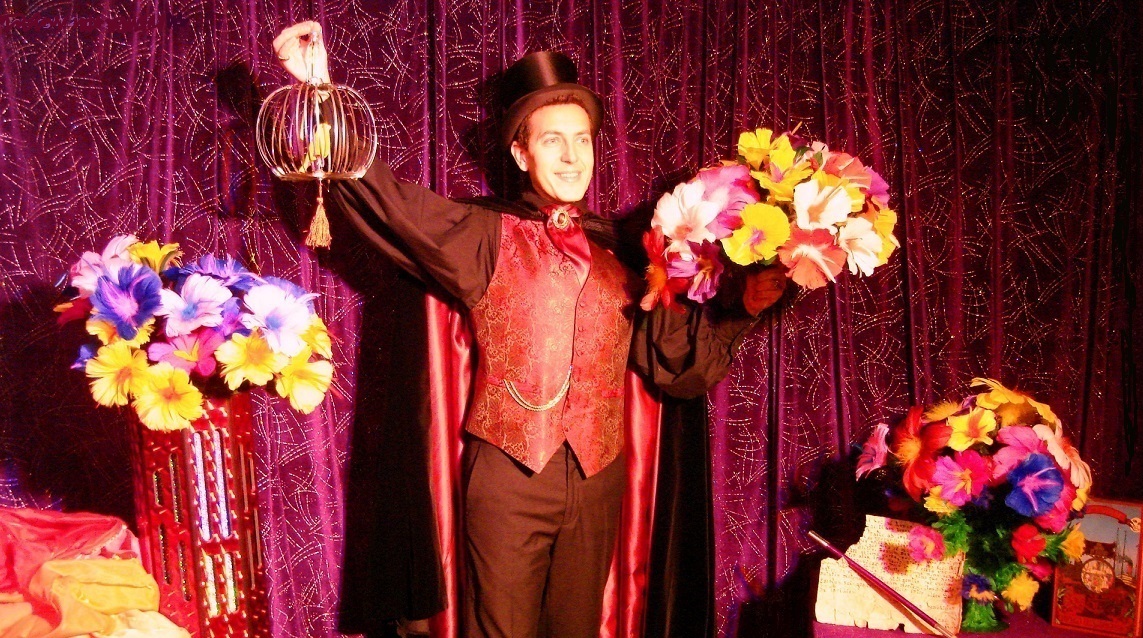 Le Magicien Charles Ams dans son beau et grand spectacle scolaire 92 le mieux noté dans les Hauts-de-Seine à 92310 Sèvres Intervenant spectacle scolaire 92 le mieux noté par les écoles maternelles primaires ALSH centres de loisirs à 92310 Sèvres Hauts-de-Seine