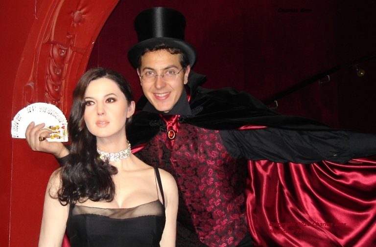 Monica Bellucci et Charles Ams au Musée Grévin Elu meilleur magicien 93 en Seine-Saint-Denis à 93500 Pantin Le meilleur magicien 93 en costume. Spectacle magie enfant centre de loisirs école primaire à 93110 Rosny-sous-Bois en Seine-Saint-Denis