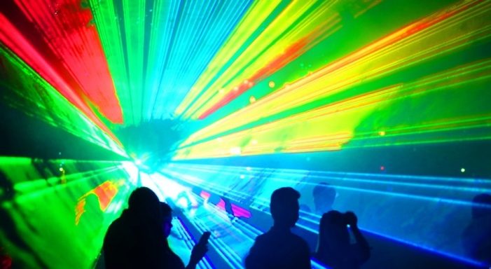 MAGICIEN 27 et ses lasers splendides de super dj professionnel pour mariage cocktail soirée d'entreprise en Eure à 27000 Evreux
