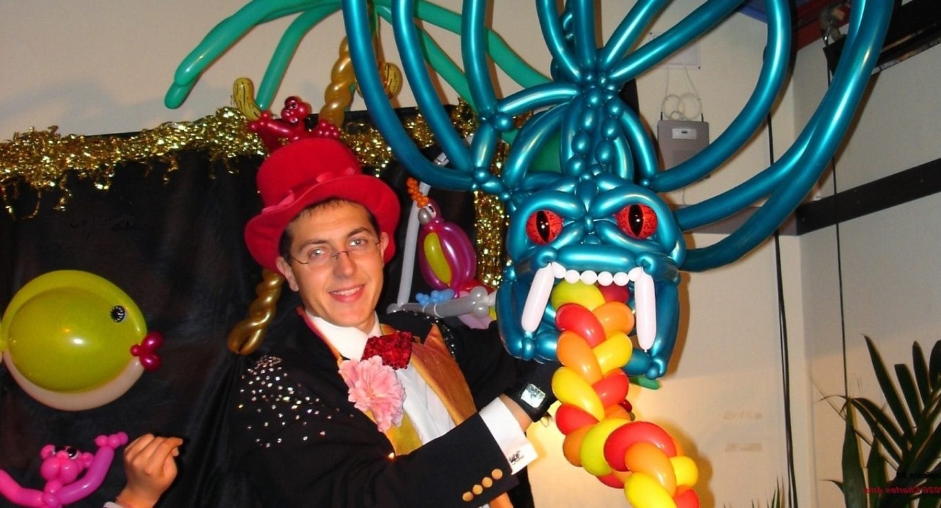 Charles Ams et son Dragon en Sculpture de ballons: Spectacle école primaire ALSH en Essonne. Meilleur artiste magicien 91 à 91300 Massy Charles Ams et son Dragon en Sculpture de ballons: Spectacle école primaire ALSH en Essonne. Meilleur artiste magicien 91 à 91300 Massy