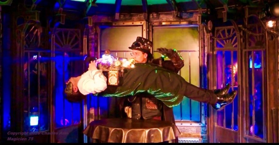 Spectacles de Magie avec décors sonorisation éclairage du magicien 75 pour enfant école centre de loisirs à 75000 Paris Spectacle magie pour école 75 centre de loisirs le meilleur magicien à Paris 75 002 anniversaire à domicile fête arbre de Noël