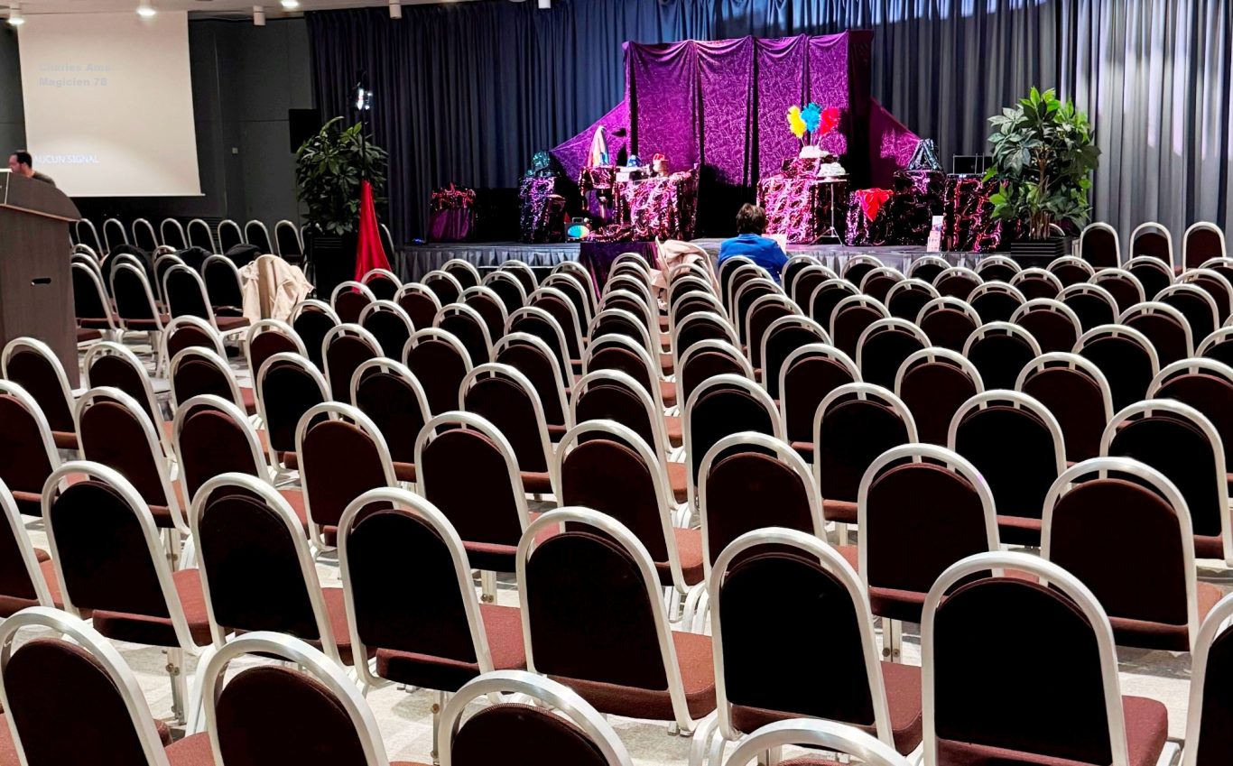 Spectacle autonome avec éclairage et sonorisation fournis lors d'un spectacle jeune public itinérant de magie à Versailles 78000 Spectacle pour 1500 spectateurs tout public au Palais des Congrès de Versailles 78000. Magicien pour enfant de qualité Haut de Gamme