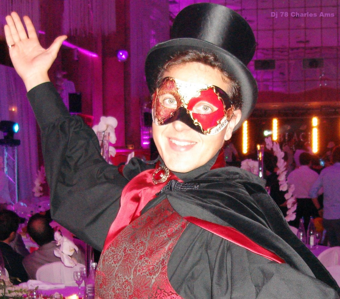 Le Magicien Masqué de Paris idéal pour mariage dans un château des Yvelines à Rambouillet 78120 avec le meilleur Dj 78 Dj 78 Les Yvelines Mariage Organisation Anniversaire Magicien Versailles Plaisir Marly-le-Roi Saint-Germain-en-Laye à 78120 Rambouillet